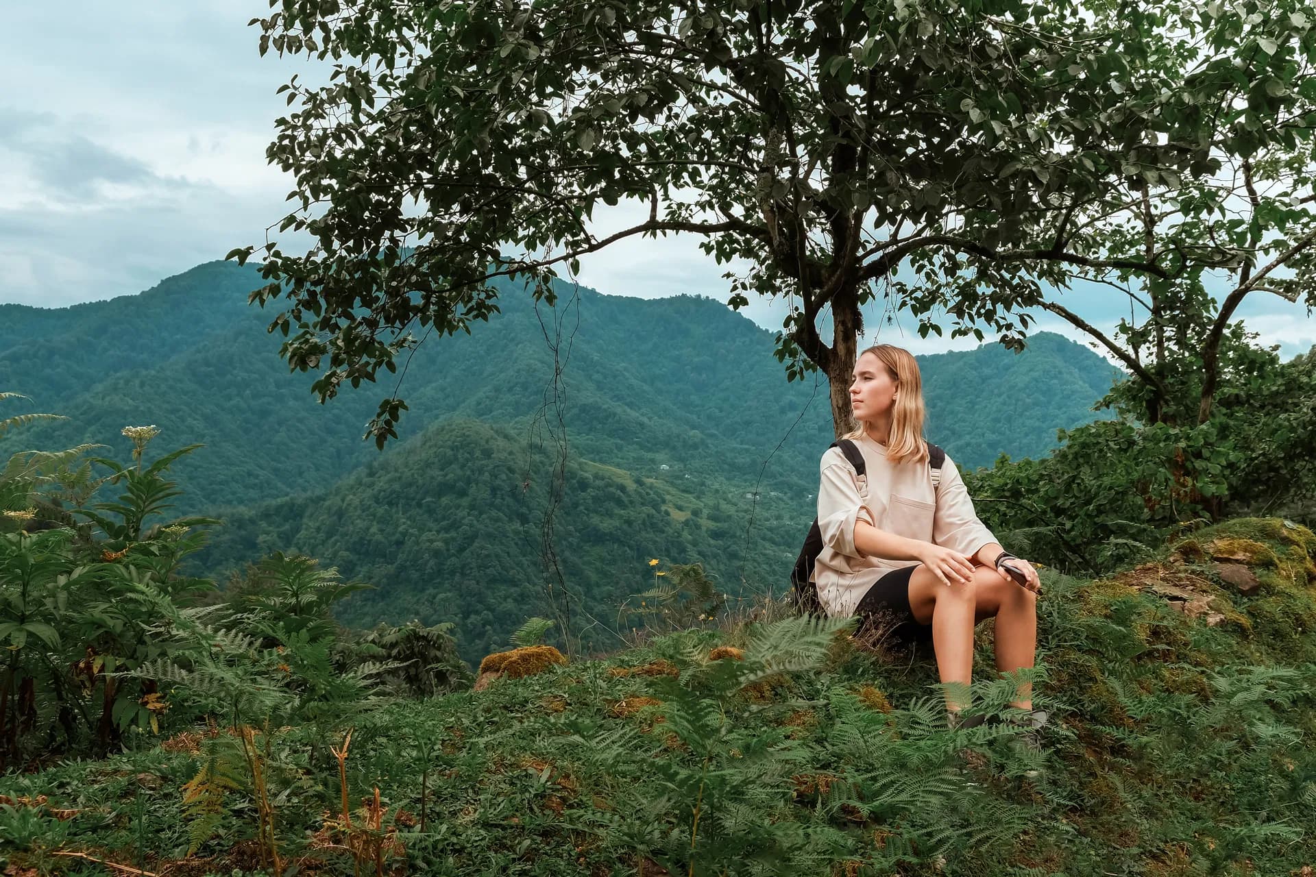 Traveler sitting above the Ella mountain valley