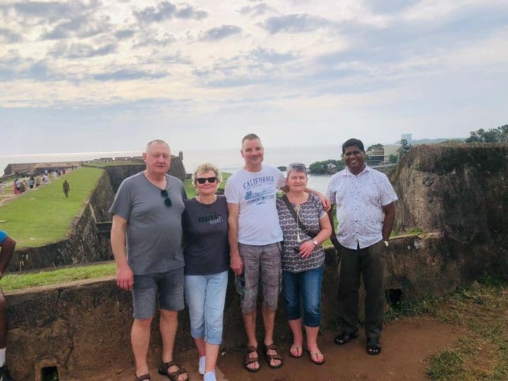 Heken Travelscape agent with happy travelers