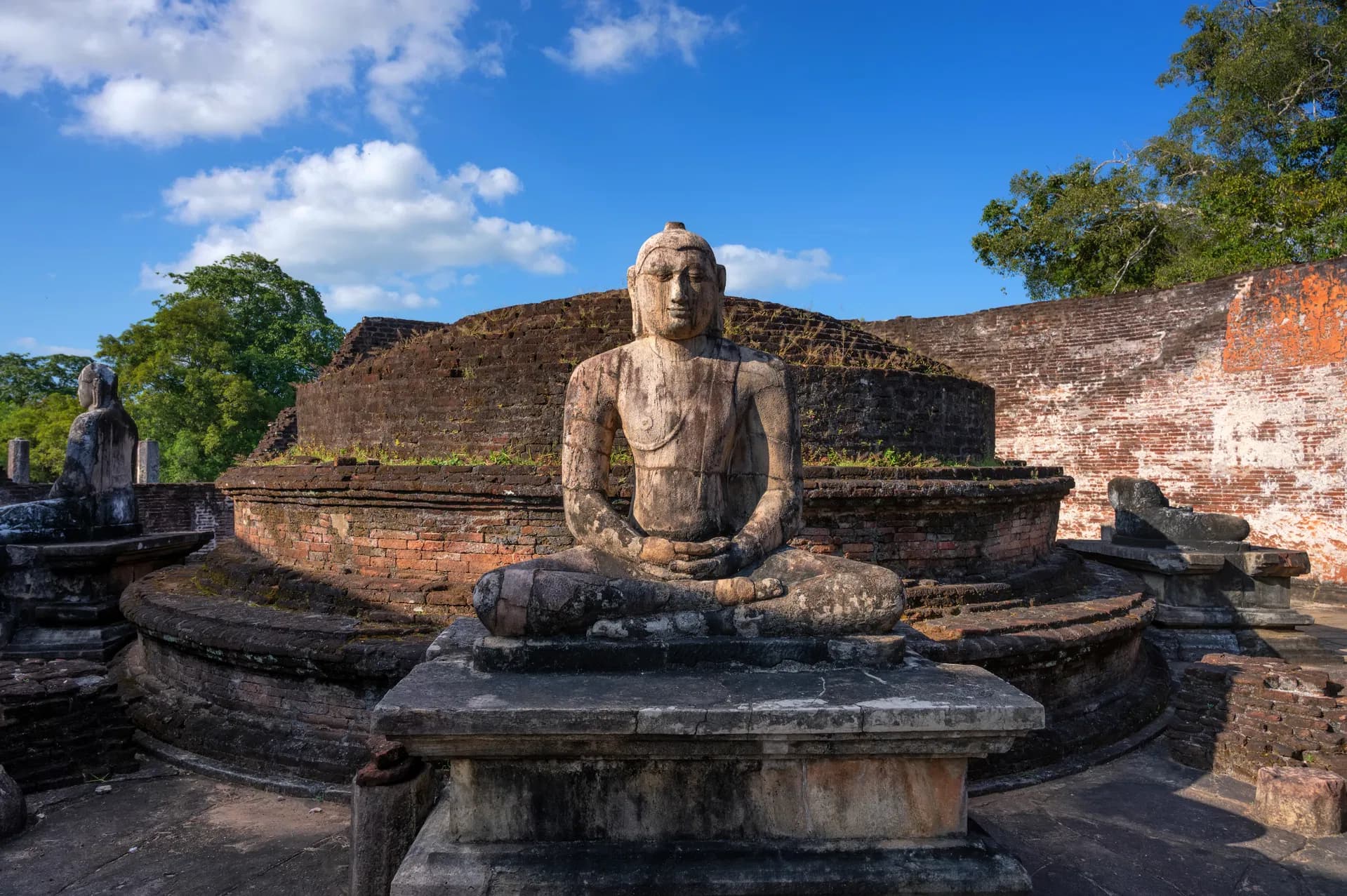 Buddha images in the Vatadage temple